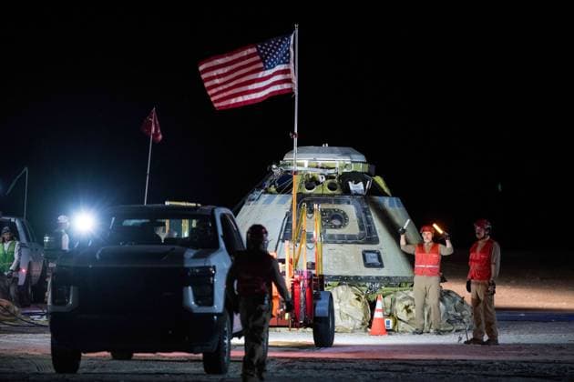September 6, 2024, White Sands, Nm, United States of America: Boeing and NASA recovery teams work around the NASA Boeing Crew Flight Test Starliner spacecraft after it landed without crew at White Sands Missile Range Space Harbor, September 6, 2024 in New Mexico. The Starliner returned to earth without astronauts Butch Wilmore and Suni Williams who will remain on the International Space Station due to safety issues with the spaceship. White Sands United States of America - ZUMAp138 20240906_zaa_p138_006 Copyright: xAubreyxGemignani Nasax
