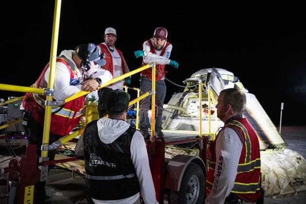September 6, 2024, White Sands, Nm, United States of America: Boeing and NASA recovery teams work around the NASA Boeing Crew Flight Test Starliner spacecraft after it landed without crew at White Sands Missile Range Space Harbor, September 6, 2024 in New Mexico. The Starliner returned to earth without astronauts Butch Wilmore and Suni Williams who will remain on the International Space Station due to safety issues with the spaceship. White Sands United States of America - ZUMAp138 20240906_zaa_p138_013 Copyright: xAubreyxGemignani Nasax