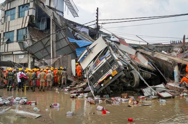 Bilder des Jahres 2024, News 09 September News Themen der Woche KW36 News Bilder des Tages Building collapse in Lucknow Lucknow: SDRF personnel conduct rescue operation after a building collapsed, crushing a truck under its debris, in Lucknow, Saturday, Sept. 7, 2024. At least 10 people are feared trapped, according to officials. (PTI Photo Nand Kumar)(PTI09_07_2024_000187B) Lucknow Uttar Pradesh (UP) India  Copyright: xNandxKumarx (PTI09_07_2024_000187B)
