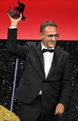 September 7, 2024, Venice: Romanian director Bogdan Muresanu holds the Orizzonti award for Best Film The New Year That Never Came during the closing ceremony of the 81st annual Venice International Film Festival, in Venice, Italy, 07 September 2024. The 81st edition of the festival runs from 28 August to 07 September 2024. ANSA ETTORE FERRARI Venice  - ZUMAa110 20240907_zaf_a110_091 Copyright: xEttorexFerrarix