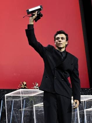 Entertainment Bilder des Tages Venice, 81st Venice Film Festival 2024 - Eleventh Evening: Closing Ceremony. The Awards. In the photo Francesco Gheghi, moved, cries, cry, tears, emotion  Copyright: xAlbertoxTerenghix xipa-agency.nex xPoolxPhotoxEventsx04x IPA_Agency_IPA49436248