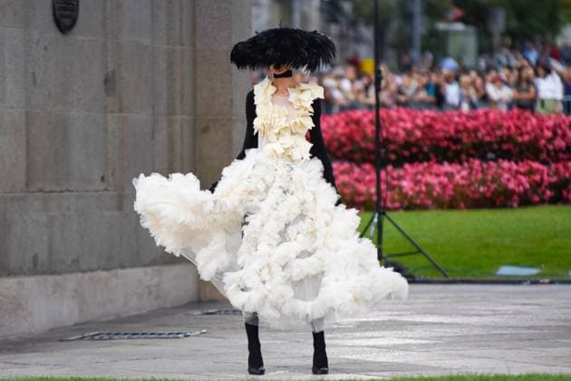 Entertainment Themen der Woche KW36 Entertainment Bilder des Tages September 7, 2024, Madrid, Madrid, SPAIN: Madrid es Moda opens Fashion Week with a grand parade at the emblematic Puerta de Alcala. An unprecedented event organized thanks to the Madrid City Council. About this scenario magical, on Saturday, September 7 at 7:30 p.m., during the sunset, 50 models will show the proposals of 28 designers. A spectacular staging with nods to folklore and Madrid crafts, to the Madrid of Goya s paintings Madrid SPAIN - ZUMAz108 20240907_znp_z108_040 Copyright: xRichardxZubelzux
