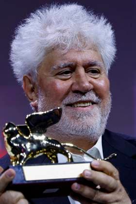 Entertainment Bilder des Tages September 7, 2024, Venice, ITALY: Spanish director and screenwriter Pedro Almodovar holds the Golden Lion award for his movie The Room Next Door during the closing ceremony of the 81st annual Venice International Film Festival, in Venice, Italy, 07 September 2024. ANSA FABIO FRUSTACI Venice ITALY  - ZUMAa110 20240907_zaf_a110_102 Copyright: xFabioxFrustacix