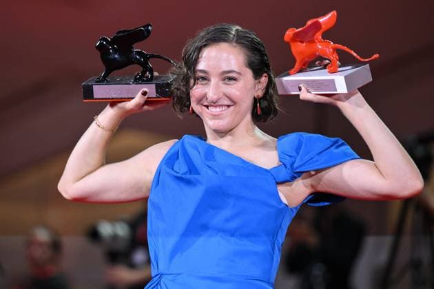 Entertainment Bilder des Tages September 7, 2024, Venice: US filmmaker and choreographer Sarah Friedland holds the Lion of the Future Venice Prize Luigi De Laurentiis and the Orizzonti award for Best Director for the first worl during the closing ceremony of the 81st annual Venice International Film Festival, in Venice, Italy, 07 September 2024. The 81st edition of the festival runs from 28 August to 07 September 2024. ANSA ETTORE FERRARI Venice  - ZUMAa110 20240907_zaf_a110_103 Copyright: xEttorexFerrarix