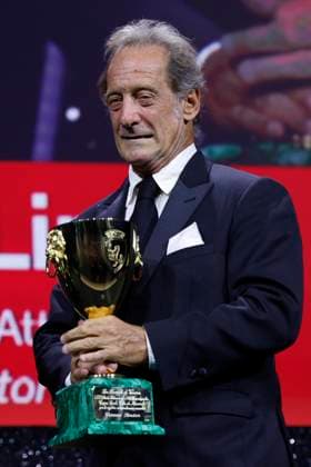 September 7, 2024, Venice, ITALY: French actor Vincent Lindon holds the Volpi Cup (Coppa Volpi) Award for Best Actor for his performance in the movie Jouer avec le feu (The Quiet Son) during the closing ceremony of the 81st annual Venice International Film Festival, in Venice, Italy, 07 September 2024. ANSA FABIO FRUSTACI Venice ITALY  - ZUMAa110 20240907_zaf_a110_114 Copyright: xFabioxFrustacix