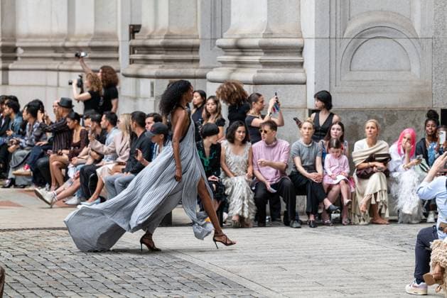 Entertainment Themen der Woche KW36 Entertainment Bilder des Tages September 7, 2024, New York, New York, U.S: Models wearing the work of Prabal Gurung make the runway from along the plaza at one center street in New York. Gurung A focus on quality and innovation has placed. Gurung Ã¢â‚¬oeat the forefront of American fashion with designs worn by leading ladies including First Lady Michelle Obama and the Duchess of Cambridge, to name a few officials said. New York U.S - ZUMAp140 20240907_zap_p140_022 Copyright: xBrianxBranchxPricex