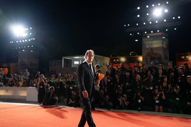 2024 Winners Photocall - The 81st Venice International Film Festival Vincent Lindon poses with the Volpi Cup for Best Actor Award during the 81st Venice International Film Festival at Palazzo del Cinema in Venice, Italy, on September 07, 2024. Venice Italy  Copyright: xLucaxCarlinox originalFilename: carlino-notitle240907_npjkf.jpg