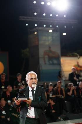 2024 Winners Photocall - The 81st Venice International Film Festival Nader Saeivar poses with the Armani Beauty Audience Award during the 81st Venice International Film Festival at Palazzo del Cinema in Venice, Italy, on September 7, 2024. Venice Italy  Copyright: xLucaxCarlinox originalFilename: carlino-notitle240907_npoGN.jpg