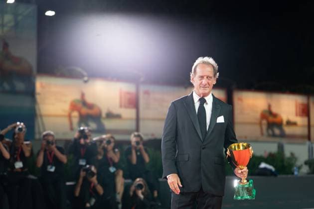 2024 Winners Photocall - The 81st Venice International Film Festival Vincent Lindon poses with the Volpi Cup for Best Actor Award during the 81st Venice International Film Festival at Palazzo del Cinema in Venice, Italy, on September 07, 2024. Venice Italy  Copyright: xLucaxCarlinox originalFilename: carlino-notitle240907_npOHI.jpg