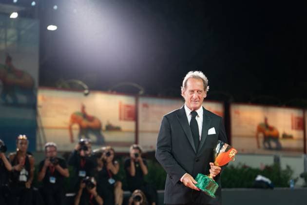 2024 Winners Photocall - The 81st Venice International Film Festival Vincent Lindon poses with the Volpi Cup for Best Actor Award during the 81st Venice International Film Festival at Palazzo del Cinema in Venice, Italy, on September 07, 2024. Venice Italy  Copyright: xLucaxCarlinox originalFilename: carlino-notitle240907_npr05.jpg