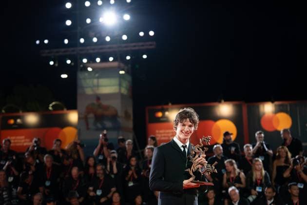 2024 Winners Photocall - The 81st Venice International Film Festival Paul Kircher poses with the Marcello Mastroianni Award during the 81st Venice International Film Festival at Palazzo del Cinema in Venice, Italy, on September 07, 2024. Venice Italy  Copyright: xLucaxCarlinox originalFilename: carlino-notitle240907_npR1R.jpg