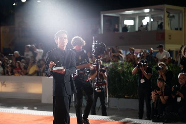 2024 Winners Photocall - The 81st Venice International Film Festival Francesco Gheghi poses with the Horizons Best Actor Award during the 81st Venice International Film Festival at Palazzo del Cinema in Venice, Italy, on September 7, 2024. Venice Italy  Copyright: xLucaxCarlinox originalFilename: carlino-notitle240907_npvzl.jpg