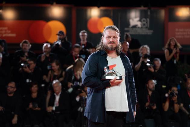 2024 Winners Photocall - The 81st Venice International Film Festival Brady Corbet poses with the Silver Lion Award during the 81st Venice International Film Festival at Palazzo del Cinema in Venice, Italy, on September 07, 2024. Venice Italy  Copyright: xLucaxCarlinox originalFilename: carlino-notitle240907_npccx.jpg