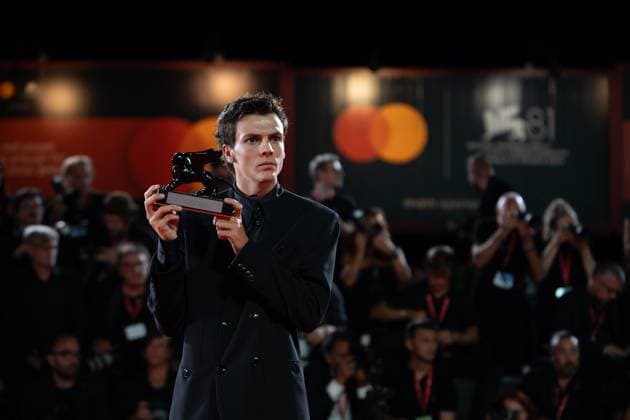 2024 Winners Photocall - The 81st Venice International Film Festival Francesco Gheghi poses with the Horizons Best Actor Award during the 81st Venice International Film Festival at Palazzo del Cinema in Venice, Italy, on September 7, 2024. Venice Italy  Copyright: xLucaxCarlinox originalFilename: carlino-notitle240907_npdxi.jpg