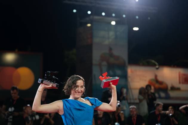 2024 Winners Photocall - The 81st Venice International Film Festival Sarah Friedland poses with the Best Director Award during the 81st Venice International Film Festival at Palazzo del Cinema in Venice, Italy, on September 07, 2024. Venice Italy  Copyright: xLucaxCarlinox originalFilename: carlino-notitle240907_npEYn.jpg
