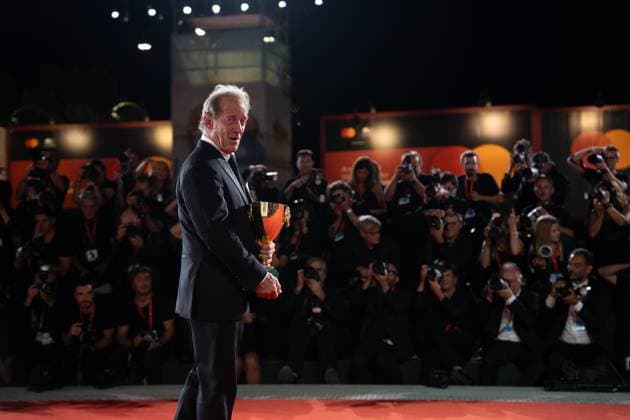 2024 Winners Photocall - The 81st Venice International Film Festival Vincent Lindon poses with the Volpi Cup for Best Actor Award during the 81st Venice International Film Festival at Palazzo del Cinema in Venice, Italy, on September 07, 2024. Venice Italy  Copyright: xLucaxCarlinox originalFilename: carlino-notitle240907_npS84.jpg