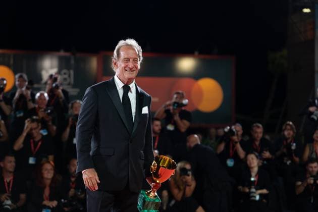 2024 Winners Photocall - The 81st Venice International Film Festival Vincent Lindon poses with the Volpi Cup for Best Actor Award during the 81st Venice International Film Festival at Palazzo del Cinema in Venice, Italy, on September 07, 2024. Venice Italy  Copyright: xLucaxCarlinox originalFilename: carlino-notitle240907_npD2Q.jpg