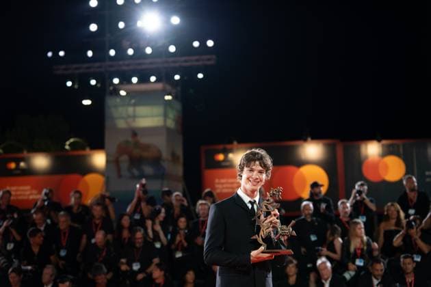 2024 Winners Photocall - The 81st Venice International Film Festival Paul Kircher poses with the Marcello Mastroianni Award during the 81st Venice International Film Festival at Palazzo del Cinema in Venice, Italy, on September 07, 2024. Venice Italy  Copyright: xLucaxCarlinox originalFilename: carlino-notitle240907_npXr4.jpg