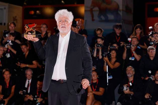 81st Mostra - Winners Photocall Pedro Almodovar poses with the Golden Lion Award for The Room Next Door during the 81st Venice International Film Festival at Palazzo del Cinema on September 07, 2024 in Venice, Italy. Photo by Marco Piovanotto ABACAPRESS.COM Venice Italy  Copyright: xPiovanottoxMarco ABACAx