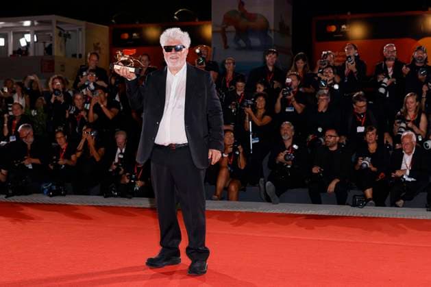81st Mostra - Winners Photocall Pedro Almodovar poses with the Golden Lion Award for The Room Next Door during the 81st Venice International Film Festival at Palazzo del Cinema on September 07, 2024 in Venice, Italy. Photo by Marco Piovanotto ABACAPRESS.COM Venice Italy  Copyright: xPiovanottoxMarco ABACAx