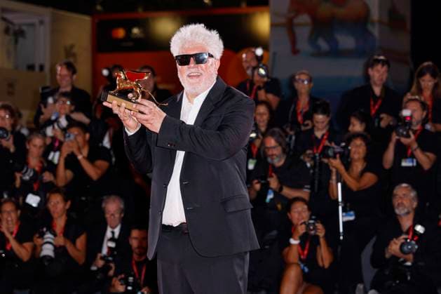 81st Mostra - Winners Photocall Pedro Almodovar poses with the Golden Lion Award for The Room Next Door during the 81st Venice International Film Festival at Palazzo del Cinema on September 07, 2024 in Venice, Italy. Photo by Marco Piovanotto ABACAPRESS.COM Venice Italy  Copyright: xPiovanottoxMarco ABACAx