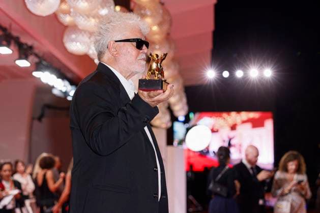 81st Mostra - Winners Photocall Pedro Almodovar poses with the Golden Lion Award for The Room Next Door during the 81st Venice International Film Festival at Palazzo del Cinema on September 07, 2024 in Venice, Italy. Photo by Marco Piovanotto ABACAPRESS.COM Venice Italy  Copyright: xPiovanottoxMarco ABACAx