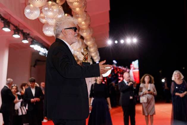 81st Mostra - Winners Photocall Pedro Almodovar poses with the Golden Lion Award for The Room Next Door during the 81st Venice International Film Festival at Palazzo del Cinema on September 07, 2024 in Venice, Italy. Photo by Marco Piovanotto ABACAPRESS.COM Venice Italy  Copyright: xPiovanottoxMarco ABACAx