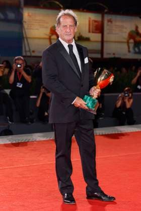 81st Mostra - Winners Photocall Vincent Lindon poses with the Volpi Cup for Best Actor Award for The Quiet Son during the 81st Venice International Film Festival at Palazzo del Cinema on September 07, 2024 in Venice, Italy. Photo by Marco Piovanotto ABACAPRESS.COM Venice Italy  Copyright: xPiovanottoxMarco ABACAx