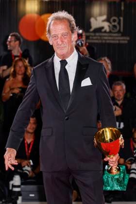 81st Mostra - Winners Photocall Vincent Lindon poses with the Volpi Cup for Best Actor Award for The Quiet Son during the 81st Venice International Film Festival at Palazzo del Cinema on September 07, 2024 in Venice, Italy. Photo by Marco Piovanotto ABACAPRESS.COM Venice Italy  Copyright: xPiovanottoxMarco ABACAx