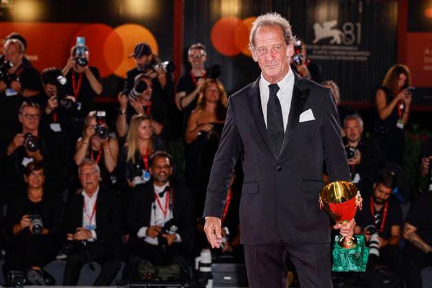 81st Mostra - Winners Photocall Vincent Lindon poses with the Volpi Cup for Best Actor Award for The Quiet Son during the 81st Venice International Film Festival at Palazzo del Cinema on September 07, 2024 in Venice, Italy. Photo by Marco Piovanotto ABACAPRESS.COM Venice Italy  Copyright: xPiovanottoxMarco ABACAx