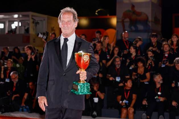 81st Mostra - Winners Photocall Vincent Lindon poses with the Volpi Cup for Best Actor Award for The Quiet Son during the 81st Venice International Film Festival at Palazzo del Cinema on September 07, 2024 in Venice, Italy. Photo by Marco Piovanotto ABACAPRESS.COM Venice Italy  Copyright: xPiovanottoxMarco ABACAx