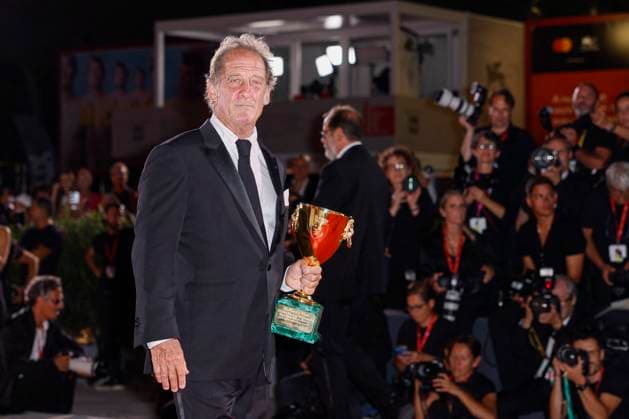 81st Mostra - Winners Photocall Vincent Lindon poses with the Volpi Cup for Best Actor Award for The Quiet Son during the 81st Venice International Film Festival at Palazzo del Cinema on September 07, 2024 in Venice, Italy. Photo by Marco Piovanotto ABACAPRESS.COM Venice Italy  Copyright: xPiovanottoxMarco ABACAx