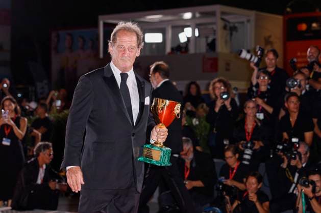 81st Mostra - Winners Photocall Vincent Lindon poses with the Volpi Cup for Best Actor Award for The Quiet Son during the 81st Venice International Film Festival at Palazzo del Cinema on September 07, 2024 in Venice, Italy. Photo by Marco Piovanotto ABACAPRESS.COM Venice Italy  Copyright: xPiovanottoxMarco ABACAx