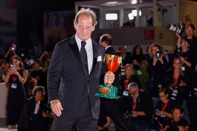 81st Mostra - Winners Photocall Vincent Lindon poses with the Volpi Cup for Best Actor Award for The Quiet Son during the 81st Venice International Film Festival at Palazzo del Cinema on September 07, 2024 in Venice, Italy. Photo by Marco Piovanotto ABACAPRESS.COM Venice Italy  Copyright: xPiovanottoxMarco ABACAx