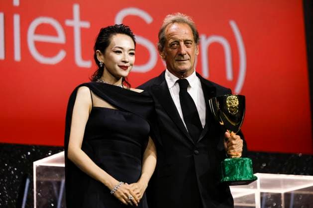 81st Mostra - Closing Ceremony Jury member Zhang Ziyi presents the Volpi Cup for Best Actor Award to Vincent Lindon for The Quiet Son onstage during the 81st Venice International Film Festival at Sala Grande on September 07, 2024 in Venice, Italy. Photo by Marco Piovanotto ABACAPRESS.COM Venice Italy  Copyright: xPiovanottoxMarco ABACAx