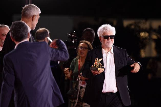 News - 2024 Winners Photocall - The 81st Venice International Film Festival Pedro Almodovar poses with the golden Lion Award for The room next door during the 81st Venice International Film Festival at Palazzo del Cinema on September 7, 2024 in Venice, Italy. Photo: Cinzia Camela. Lido di Venezia Palazzo del Cinema Italy Copyright: xCinziaxCamelax xLiveMediax LPN_1508032