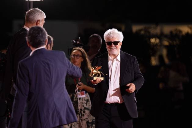 News - 2024 Winners Photocall - The 81st Venice International Film Festival Pedro Almodovar poses with the golden Lion Award for The room next door during the 81st Venice International Film Festival at Palazzo del Cinema on September 7, 2024 in Venice, Italy. Photo: Cinzia Camela. Lido di Venezia Palazzo del Cinema Italy Copyright: xCinziaxCamelax xLiveMediax LPN_1508033