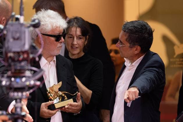 News - 2024 Winners Photocall - The 81st Venice International Film Festival Pedro Almodovar poses with the golden Lion Award for The room next door during the 81st Venice International Film Festival at Palazzo del Cinema on September 7, 2024 in Venice, Italy. Photo: Cinzia Camela. Lido di Venezia Palazzo del Cinema Italy Copyright: xCinziaxCamelax xLiveMediax LPN_1508034