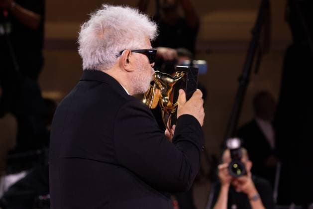 News - 2024 Winners Photocall - The 81st Venice International Film Festival Pedro Almodovar poses with the golden Lion Award for The room next door during the 81st Venice International Film Festival at Palazzo del Cinema on September 7, 2024 in Venice, Italy. Photo: Cinzia Camela. Lido di Venezia Palazzo del Cinema Italy Copyright: xCinziaxCamelax xLiveMediax LPN_1508035