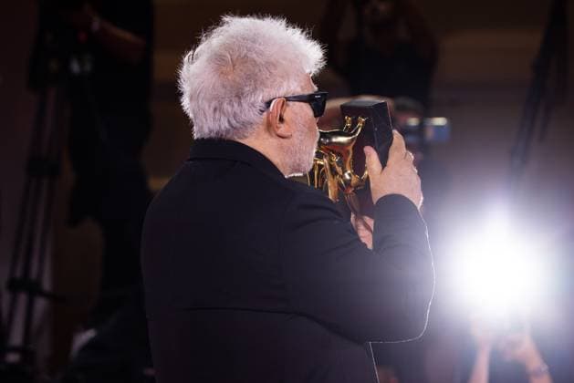 News - 2024 Winners Photocall - The 81st Venice International Film Festival Pedro Almodovar poses with the golden Lion Award for The room next door during the 81st Venice International Film Festival at Palazzo del Cinema on September 7, 2024 in Venice, Italy. Photo: Cinzia Camela. Lido di Venezia Palazzo del Cinema Italy Copyright: xCinziaxCamelax xLiveMediax LPN_1508037