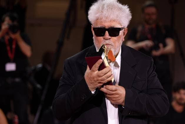 News - 2024 Winners Photocall - The 81st Venice International Film Festival Pedro Almodovar poses with the golden Lion Award for The room next door during the 81st Venice International Film Festival at Palazzo del Cinema on September 7, 2024 in Venice, Italy. Photo: Cinzia Camela. Lido di Venezia Palazzo del Cinema Italy Copyright: xCinziaxCamelax xLiveMediax LPN_1508045