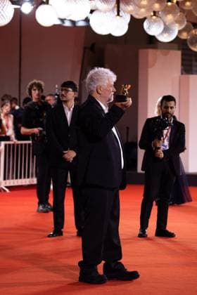 News - 2024 Winners Photocall - The 81st Venice International Film Festival Pedro Almodovar poses with the golden Lion Award for The room next door during the 81st Venice International Film Festival at Palazzo del Cinema on September 7, 2024 in Venice, Italy. Photo: Cinzia Camela. Lido di Venezia Palazzo del Cinema Italy Copyright: xCinziaxCamelax xLiveMediax LPN_1508051