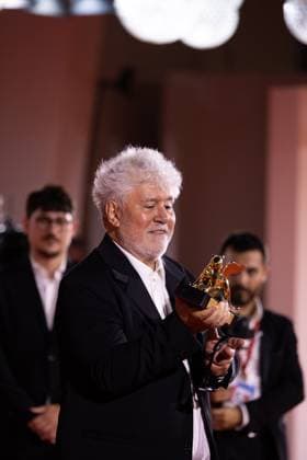 News - 2024 Winners Photocall - The 81st Venice International Film Festival Pedro Almodovar poses with the golden Lion Award for The room next door during the 81st Venice International Film Festival at Palazzo del Cinema on September 7, 2024 in Venice, Italy. Photo: Cinzia Camela. Lido di Venezia Palazzo del Cinema Italy Copyright: xCinziaxCamelax xLiveMediax LPN_1508052