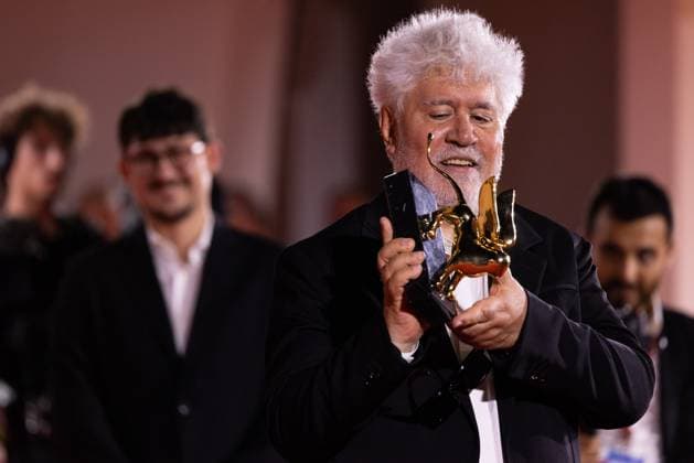 News - 2024 Winners Photocall - The 81st Venice International Film Festival Pedro Almodovar poses with the golden Lion Award for The room next door during the 81st Venice International Film Festival at Palazzo del Cinema on September 7, 2024 in Venice, Italy. Photo: Cinzia Camela. Lido di Venezia Palazzo del Cinema Italy Copyright: xCinziaxCamelax xLiveMediax LPN_1508053