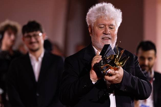 News - 2024 Winners Photocall - The 81st Venice International Film Festival Pedro Almodovar poses with the golden Lion Award for The room next door during the 81st Venice International Film Festival at Palazzo del Cinema on September 7, 2024 in Venice, Italy. Photo: Cinzia Camela. Lido di Venezia Palazzo del Cinema Italy Copyright: xCinziaxCamelax xLiveMediax LPN_1508054