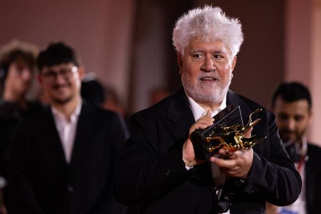 News - 2024 Winners Photocall - The 81st Venice International Film Festival Pedro Almodovar poses with the golden Lion Award for The room next door during the 81st Venice International Film Festival at Palazzo del Cinema on September 7, 2024 in Venice, Italy. Photo: Cinzia Camela. Lido di Venezia Palazzo del Cinema Italy Copyright: xCinziaxCamelax xLiveMediax LPN_1508055