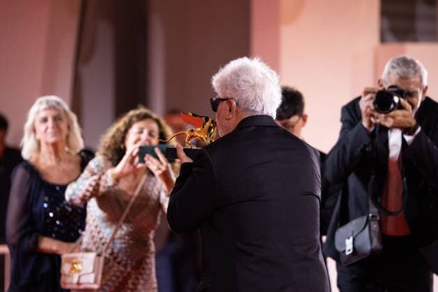 News - 2024 Winners Photocall - The 81st Venice International Film Festival Pedro Almodovar poses with the golden Lion Award for The room next door during the 81st Venice International Film Festival at Palazzo del Cinema on September 7, 2024 in Venice, Italy. Photo: Cinzia Camela. Lido di Venezia Palazzo del Cinema Italy Copyright: xCinziaxCamelax xLiveMediax LPN_1508059