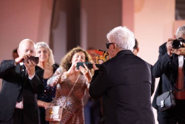News - 2024 Winners Photocall - The 81st Venice International Film Festival Pedro Almodovar poses with the golden Lion Award for The room next door during the 81st Venice International Film Festival at Palazzo del Cinema on September 7, 2024 in Venice, Italy. Photo: Cinzia Camela. Lido di Venezia Palazzo del Cinema Italy Copyright: xCinziaxCamelax xLiveMediax LPN_1508060