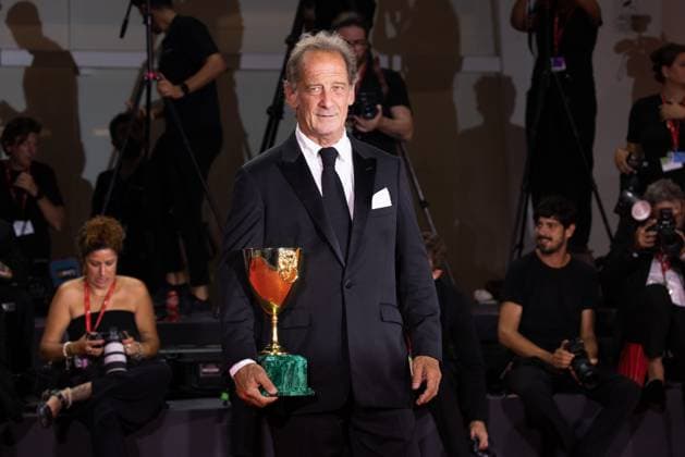 News - 2024 Winners Photocall - The 81st Venice International Film Festival Vincent Lindon poses with his award for best male actor during the 81st Venice International Film Festival at Palazzo del Cinema on September 7, 2024 in Venice, Italy. Photo: Cinzia Camela. Lido di Venezia Palazzo del Cinema Italy Copyright: xCinziaxCamelax xLiveMediax LPN_1508183