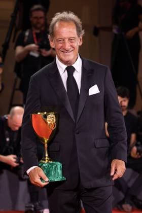 News - 2024 Winners Photocall - The 81st Venice International Film Festival Vincent Lindon poses with his award for best male actor during the 81st Venice International Film Festival at Palazzo del Cinema on September 7, 2024 in Venice, Italy. Photo: Cinzia Camela. Lido di Venezia Palazzo del Cinema Italy Copyright: xCinziaxCamelax xLiveMediax LPN_1508184